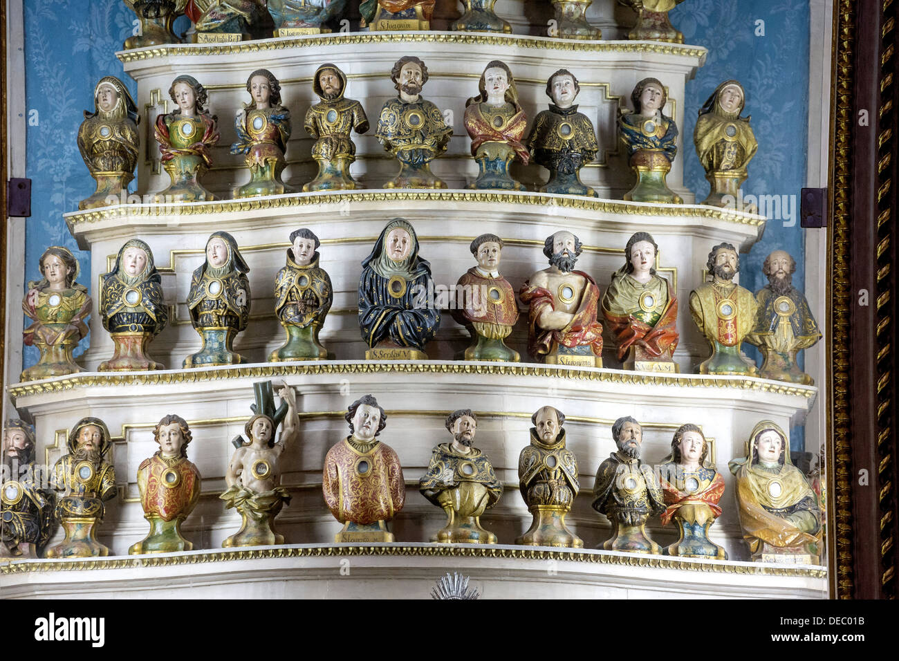 Cappella con le figure e le reliquie, Bom Jesus do Monte, la Chiesa del pellegrinaggio a Braga, Braga, Distretto di Braga, Portogallo Foto Stock