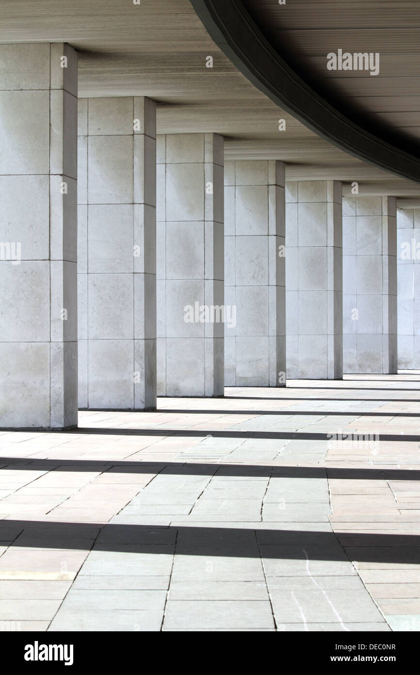 Architettura forme astratte. Moderno colonnato di marmo. Foto Stock