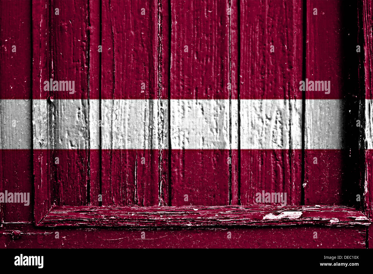 Bandiera della Lettonia dipinta su un telaio in legno Foto Stock