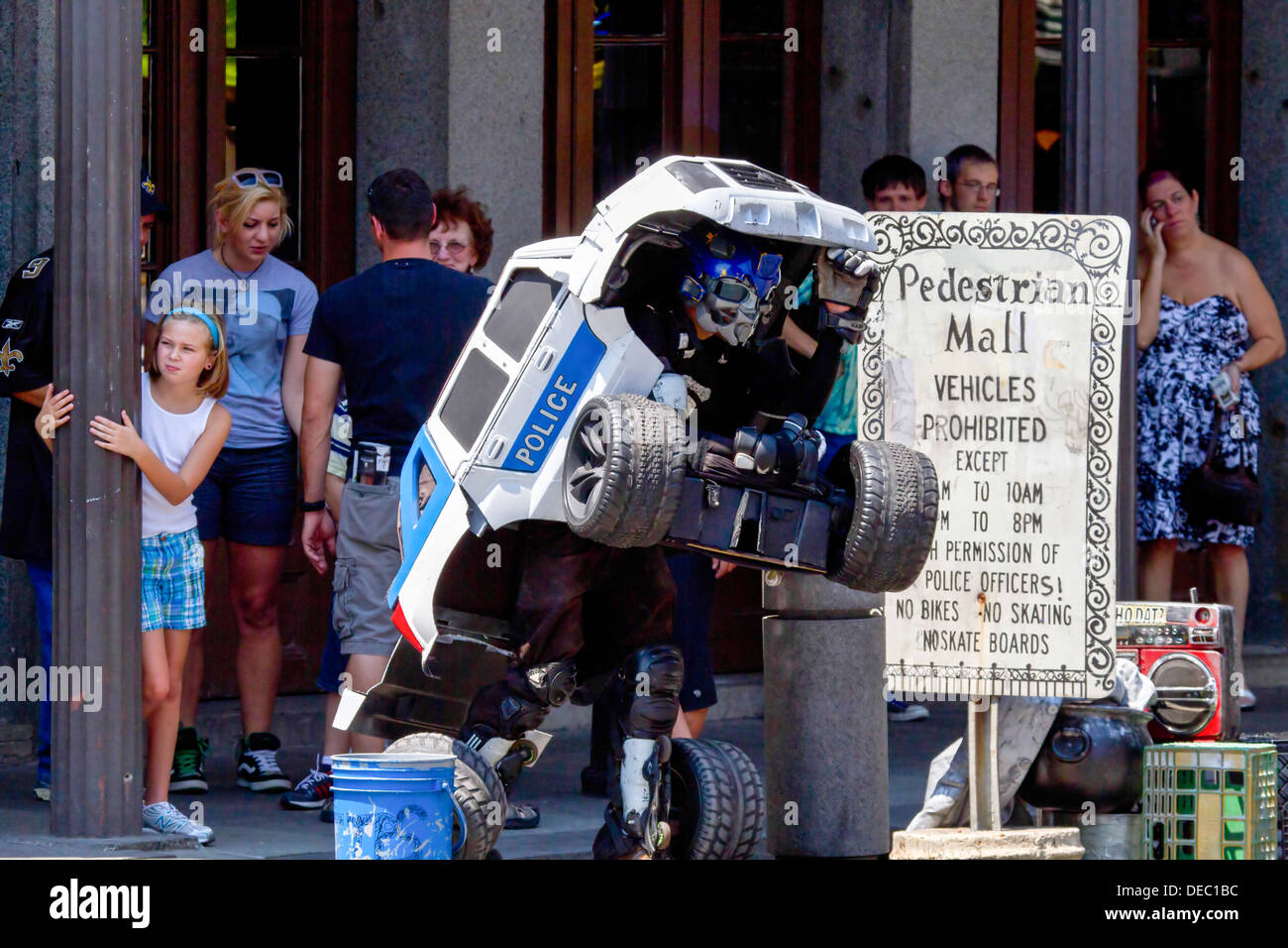 Un trasformatore di umani artista di strada. fotografato in New Orleans, LA, STATI UNITI D'AMERICA Foto Stock