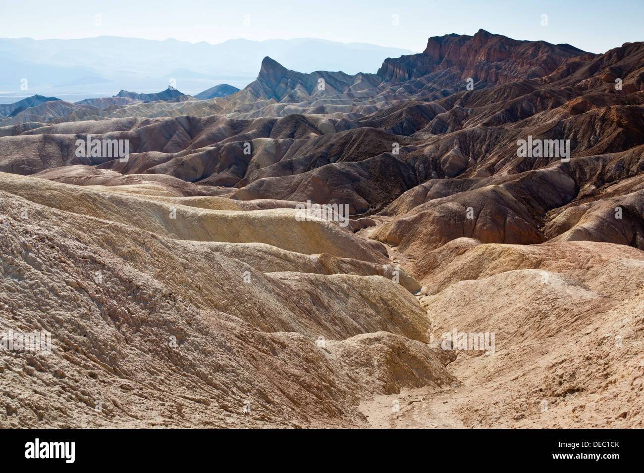 Paesaggio di Zabriskie Point con Manly Beacon in distanza, Death Valley, California, Stati Uniti d'America. JMH5370 Foto Stock