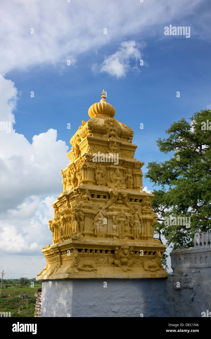 Rurale tempio indù nel sud campagna indiana. Andhra Pradesh, India Foto Stock