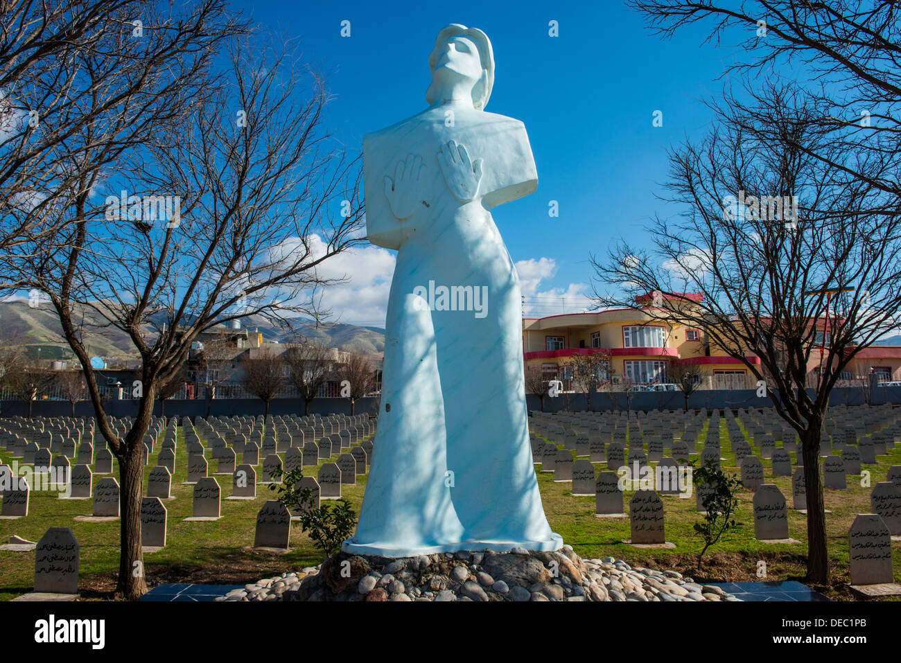 Statua, il cimitero di Halabja, Halabja, Kurdistan iracheno, Iraq Foto Stock