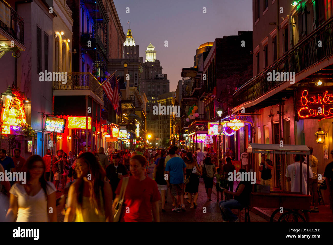 New Orleans vita notturna - Bourbon Street. Foto Stock