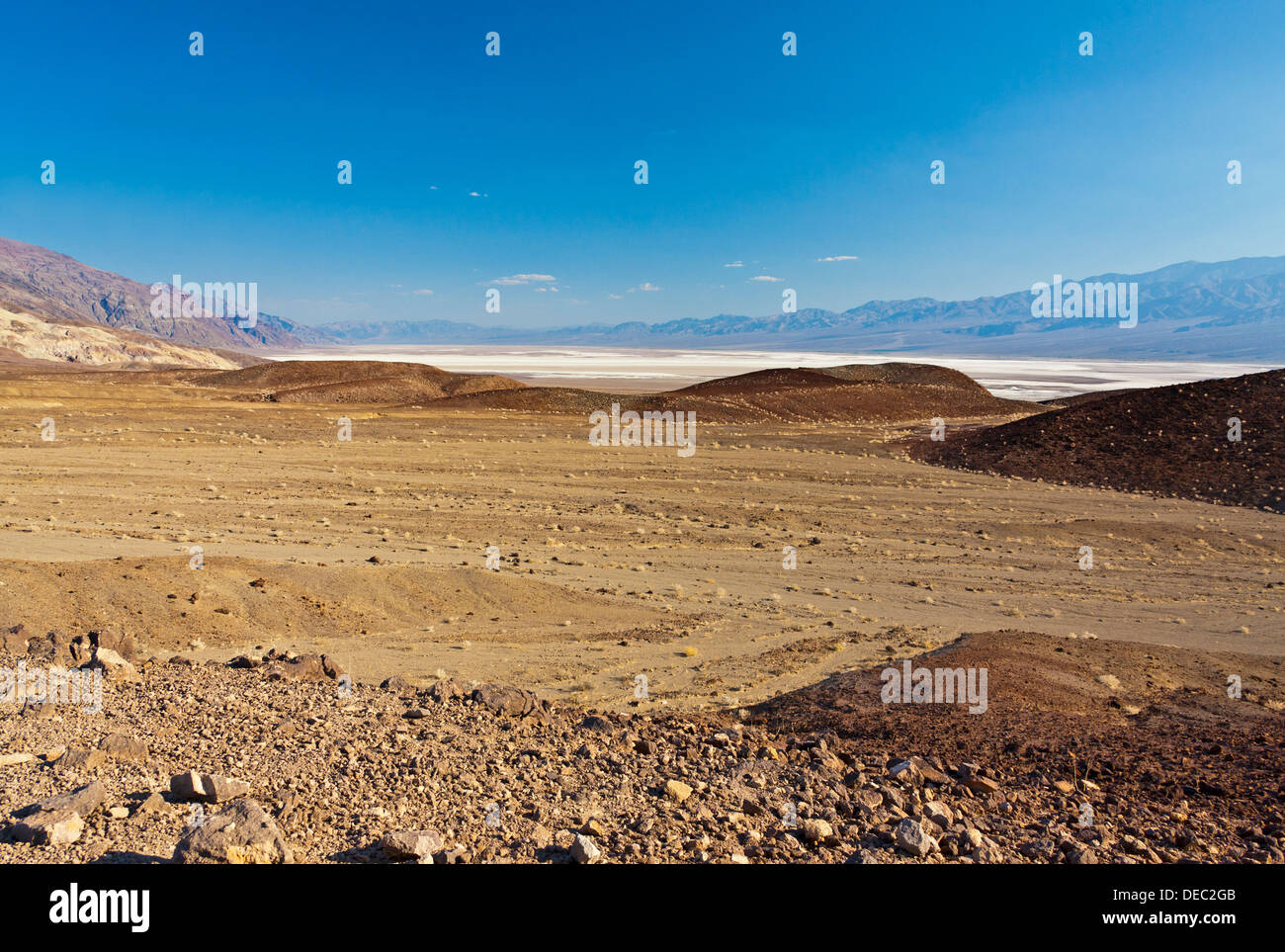 Bacino Badwater da artisti del drive, Death Valley, California, Stati Uniti d'America. JMH5383 Foto Stock