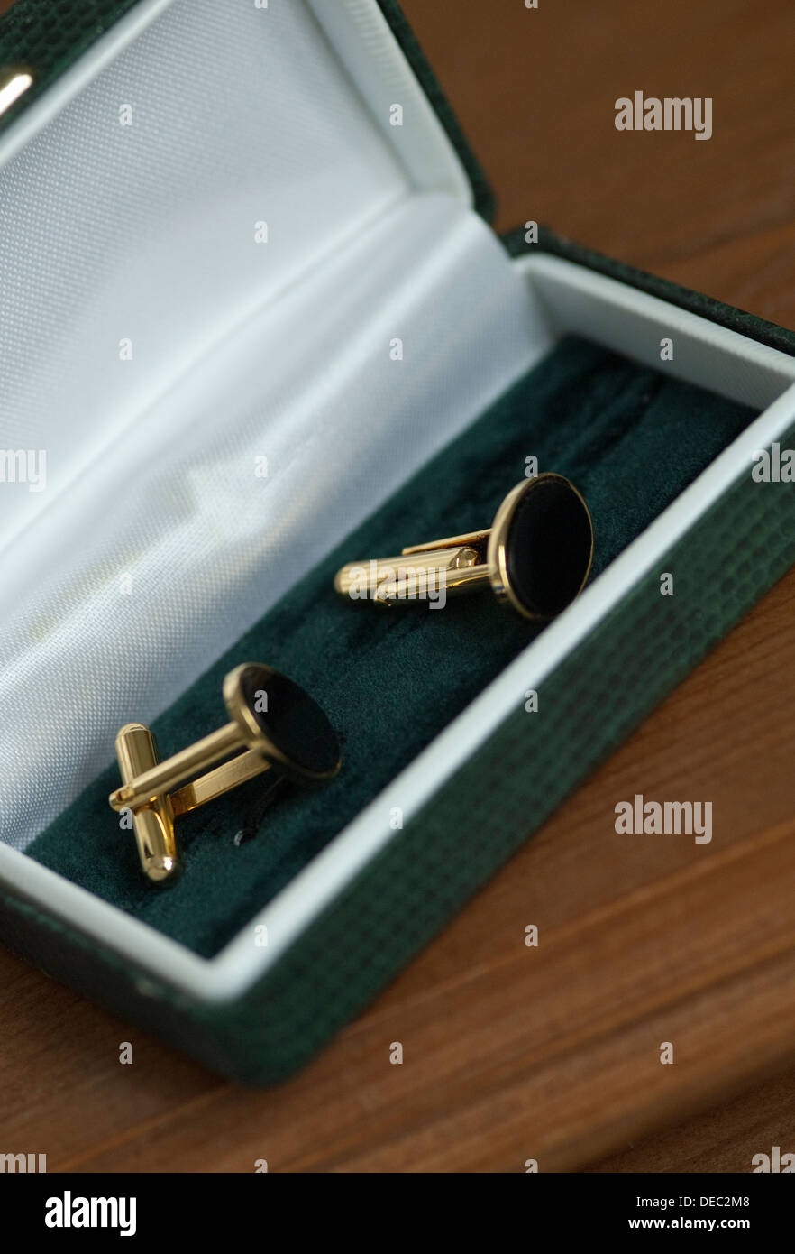 Ancora vita immagine di oro e nero mens cuff link Foto Stock