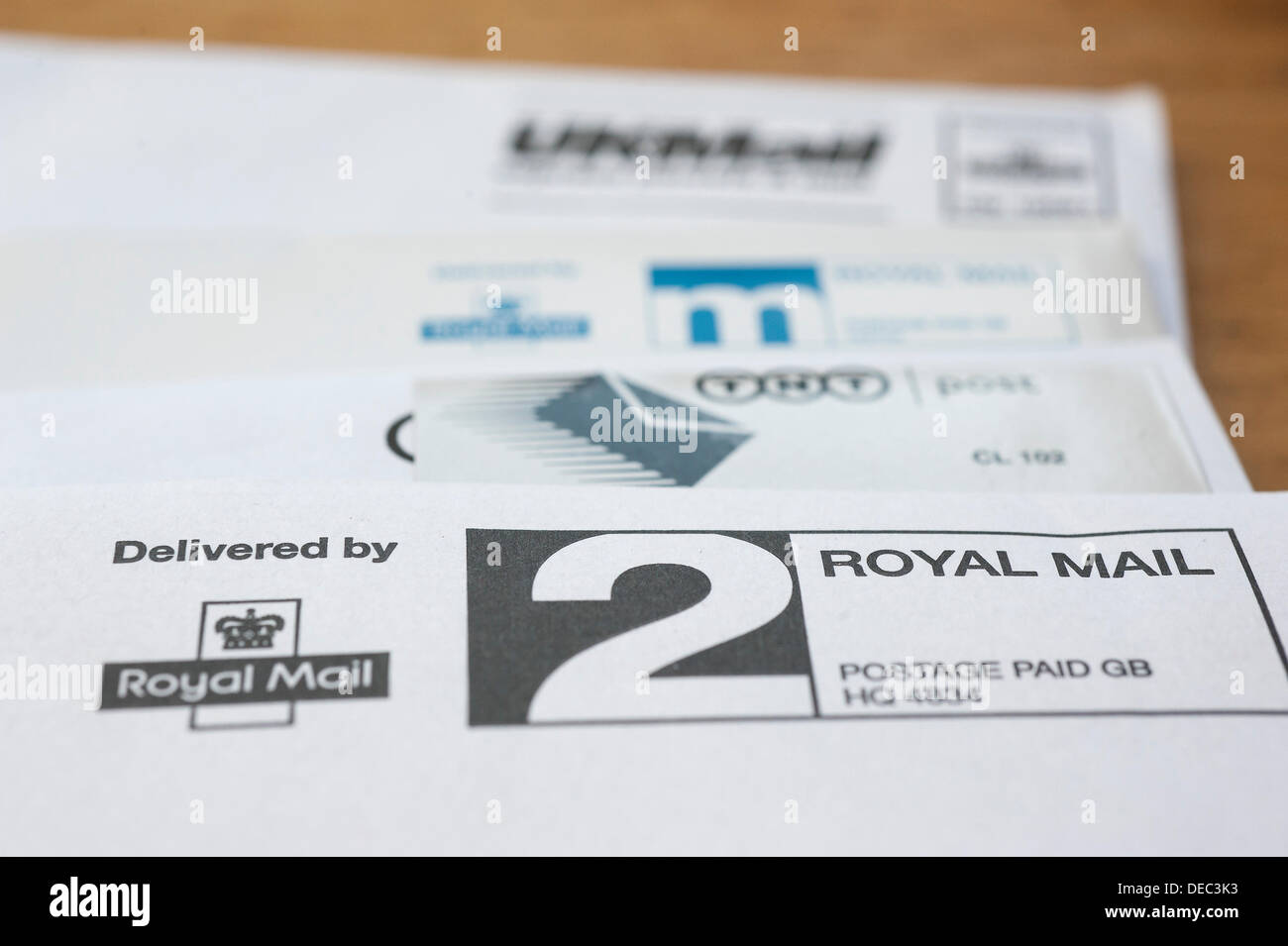 Londra, Regno Unito. Xvi Sep, 2013. Il Royal Mail la flottazione è imminente come prove di TNT il proprio servizio porta a porta nella zona sud-ovest di Londra. A questo si è aggiunto ai fornitori concorrenti di consegnare le lettere aziendali. Londra, UK, 16 settembre 2013 Credit: Guy Bell/Alamy Live News Foto Stock