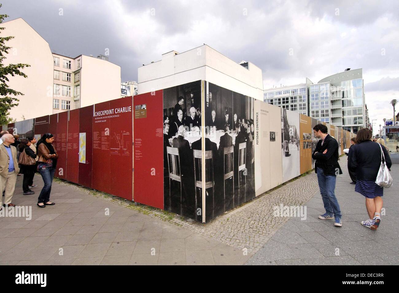 Immagini e storia della II Guerra Mondiale in strada, vicino al Checkpoint Charlie, Berlin, Germania Foto Stock