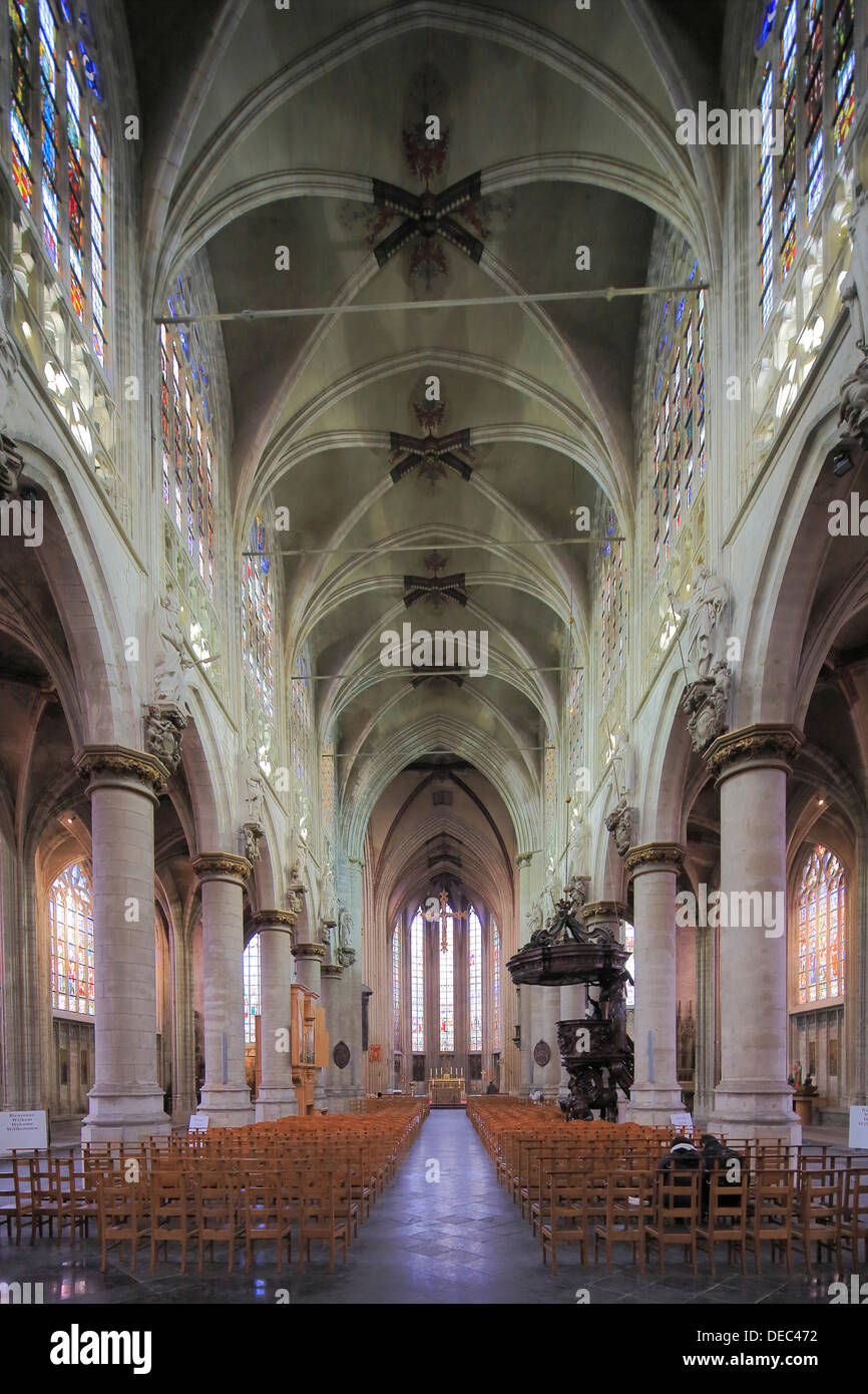 Navata gotica chiesa di Notre Dame du Sablon o Onze-Lieve-Vrouw dieci Sablon, Bruxelles, la regione di Bruxelles, Belgio Foto Stock