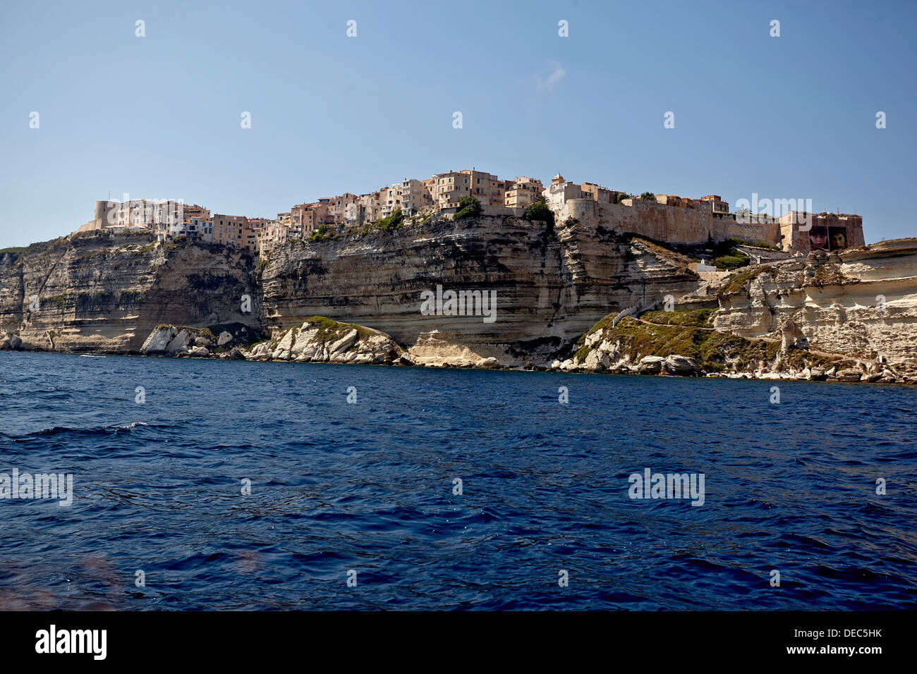 Città di Bonifacio si trova su un altopiano calcareo, Bonifacio, Corsica, Francia Foto Stock