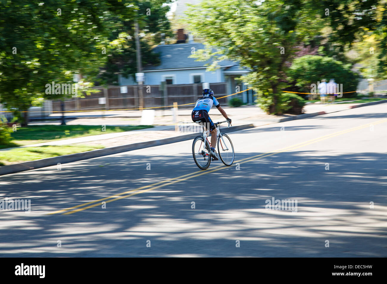 Un ciclista di accelerare l'ombra di una strada panoramica con sfocatura del movimento Foto Stock