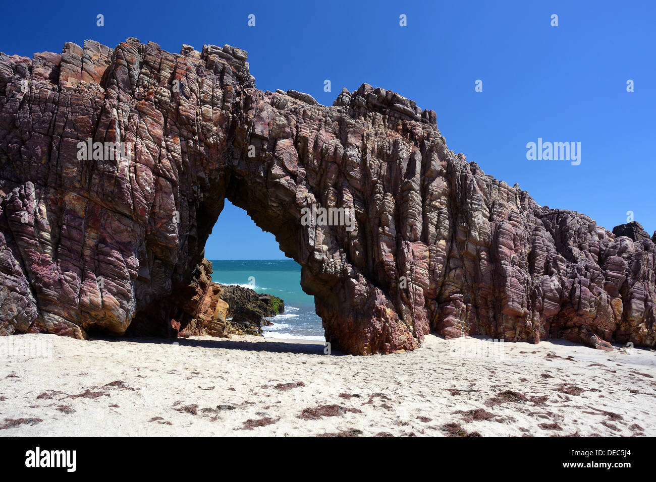 Arco di roccia sulla spiaggia, Jericoacoara, Ceará, Brasile Foto Stock