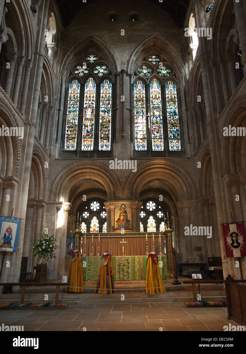 Accappatoi sul display all'Altare Maggiore Romsey Abbey Inghilterra Hampshire REGNO UNITO Foto Stock