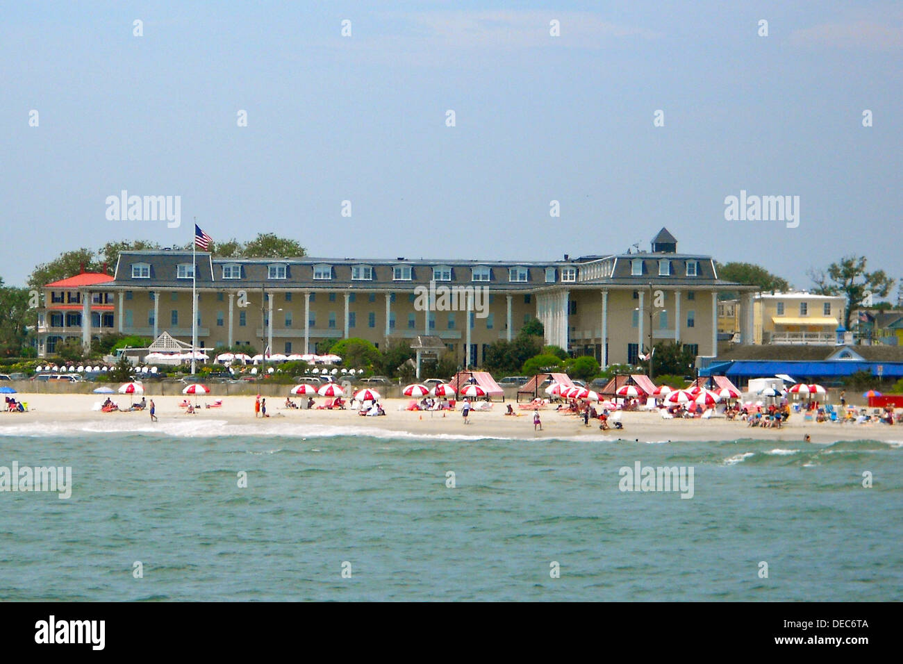 Il Congress Hotel a Cape May, New Jersey, è un edificio storico situato all'interno del Cape May National Historic Landmark District. E' conosciuto per la sua architettura vittoriana e la posizione sul mare, offrendo vedute dell'Oceano Atlantico. Foto Stock