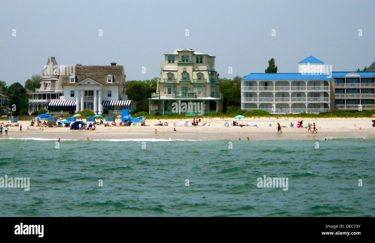 Le case sulla Beach Avenue a Cape May, New Jersey, fanno parte del distretto storico della città. Questa zona, conosciuta per la sua architettura vittoriana conservata, è un punto di riferimento storico nazionale e una popolare destinazione turistica. Foto Stock