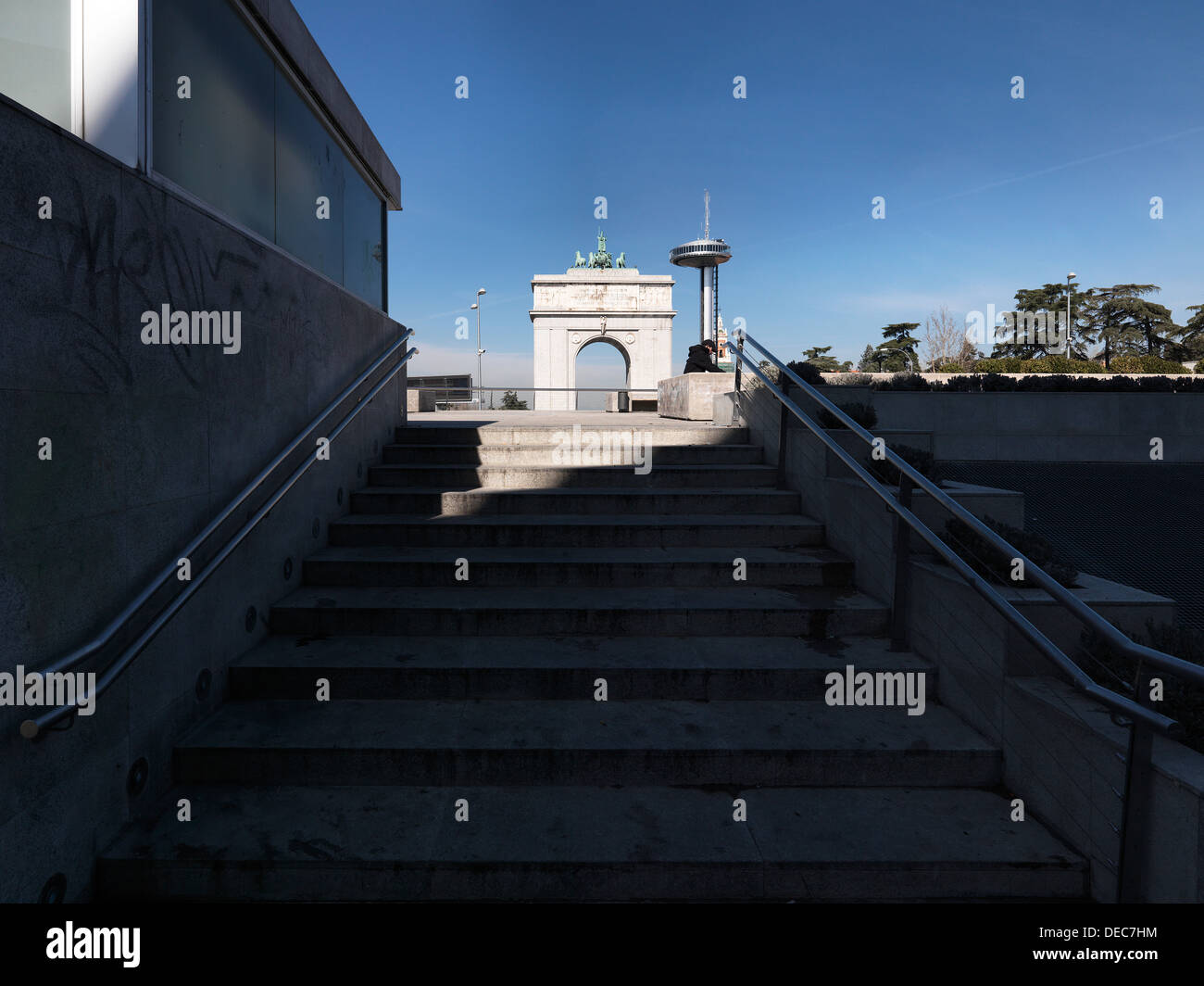 Madrid, Spagna, Plaza de la Moncloa, Torre di Moncloa e l' Arc de Triomphe Foto Stock