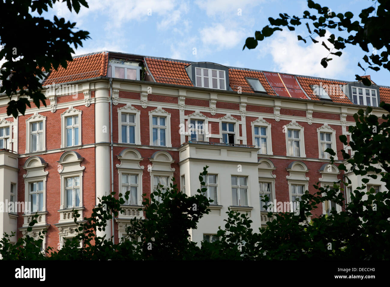 Tipica facciata esterna in Prenzlauer Berg di Berlino Foto Stock