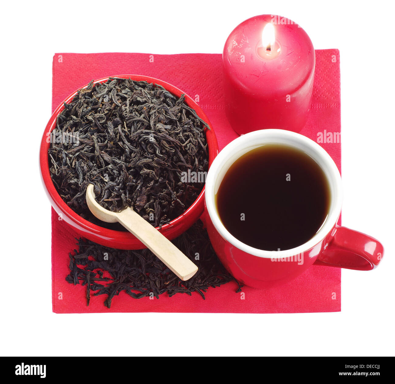 Piatti rosso con tè nero e una candela che brucia isolato su bianco Foto Stock