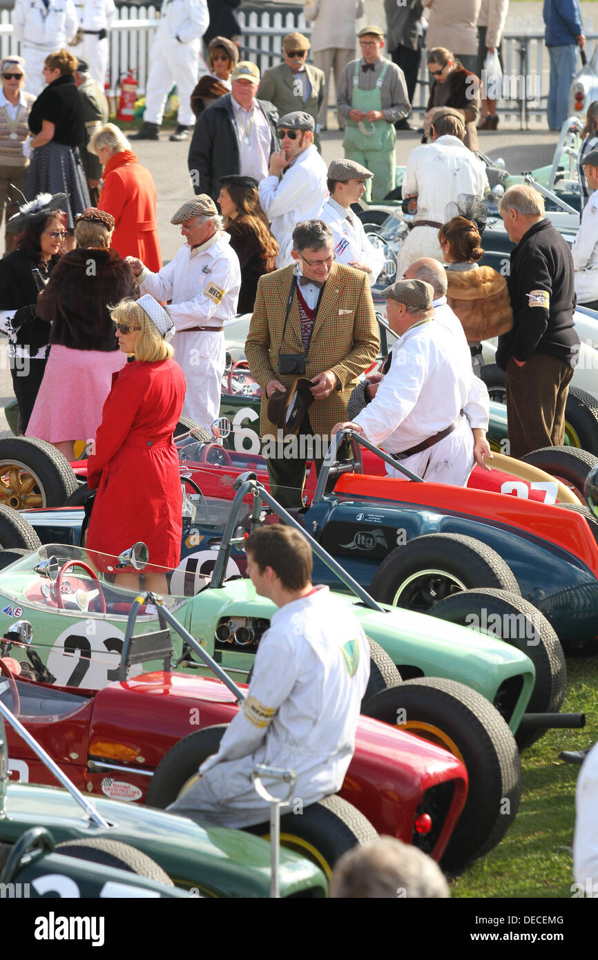 Goodwood, Hampshire, Regno Unito. Xv Sep, 2013. Vetture preparando per il Trofeo Gordon per retro bimotore Formula Intercontinental e vetture di F1 1956-62 © Azione Sport Plus/Alamy Live News Foto Stock