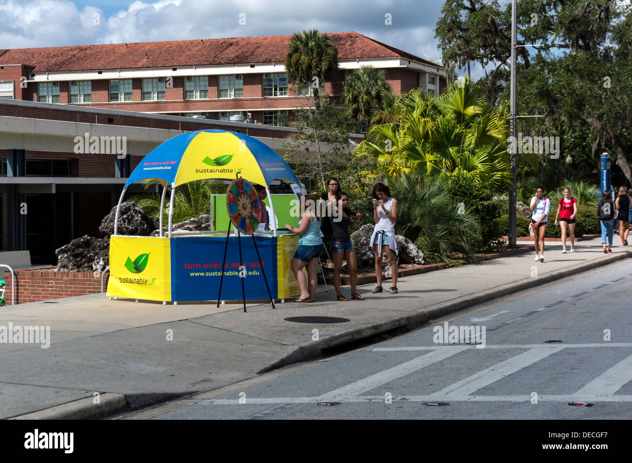 Uno stile di vita sostenibile stand fornisce informazioni agli studenti universitari. Foto Stock