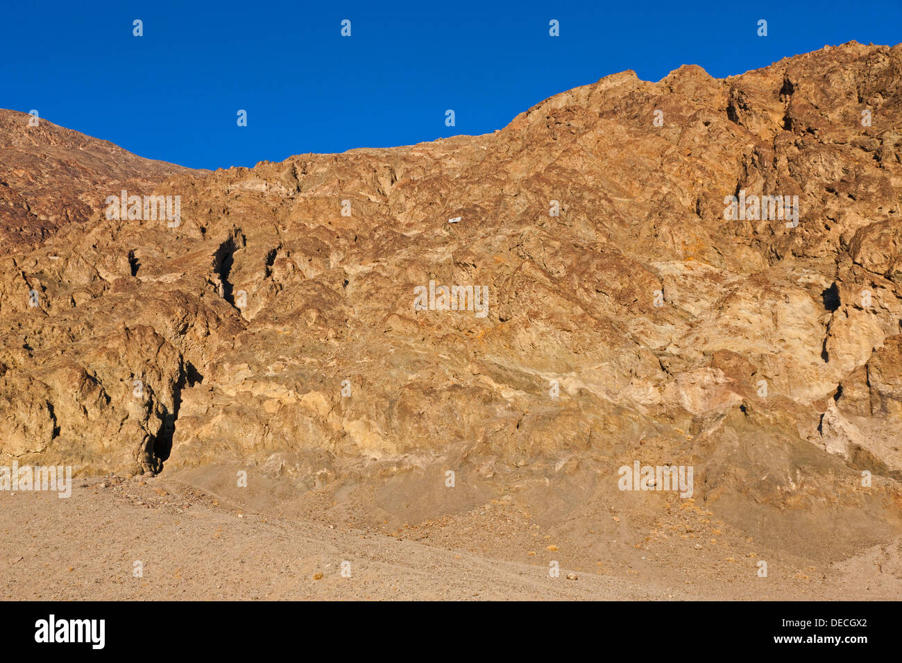 Le colline sopra Badwater Basin con il bianco 'Sea livello' segno vicino alla parte superiore della collina. JMH5396 Foto Stock