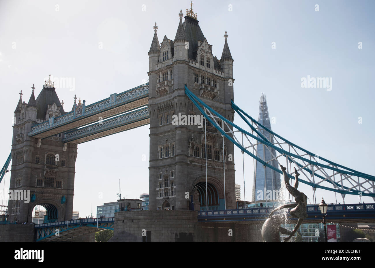 Il Tower Bridge e la Shard in distanza, London, England, Regno Unito, Gran Bretagna Foto Stock
