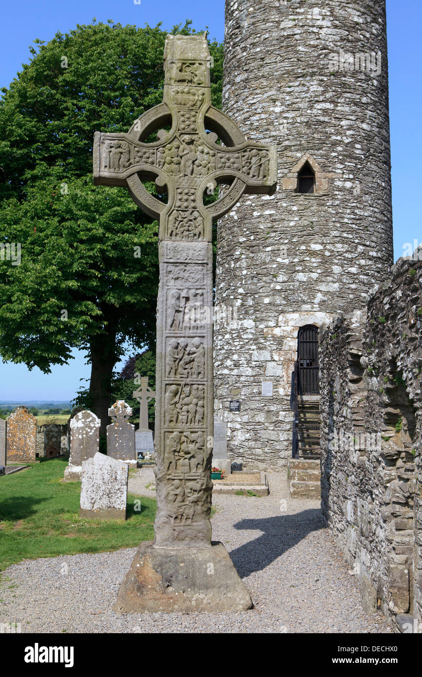 La torre circolare e la Croce Ovest (alta Croce) a Monasterboice, Irlanda Foto Stock