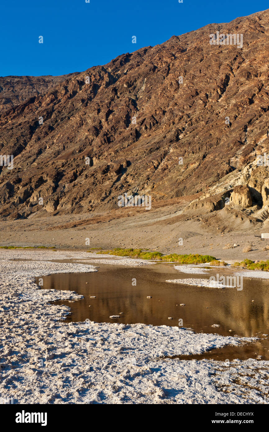 Sali e colline al bacino Badwater, 282 piedi/855 metri sotto il livello del mare, Death Valley, California, Stati Uniti d'America. JMH5402 Foto Stock
