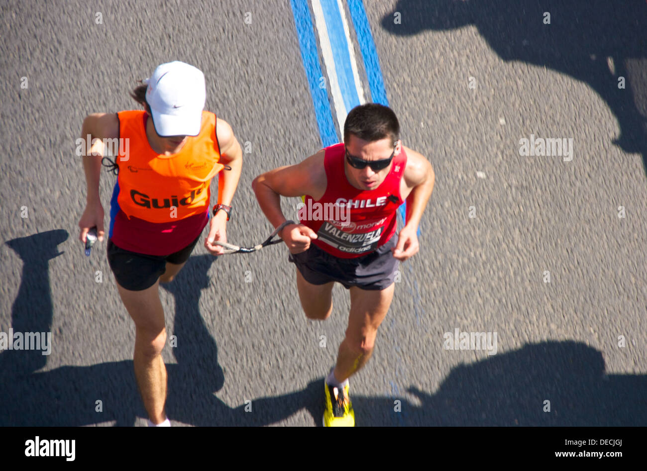 Ipovedenti Cristian Valenzuela del Cile, Olimpiadi 5000 campione del misuratore in esecuzione in London 2013 maratona con la sua guida Foto Stock