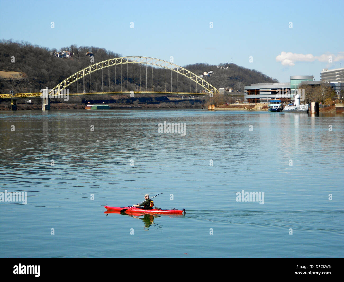 Canoer sul fiume Allegheny a Pittsburgh vicino alla confluenza con il fiume Monongahela a forche del Ohio (punto punto di stato). Primo ponte che attraversa il fiume Ohio in background. Foto Stock