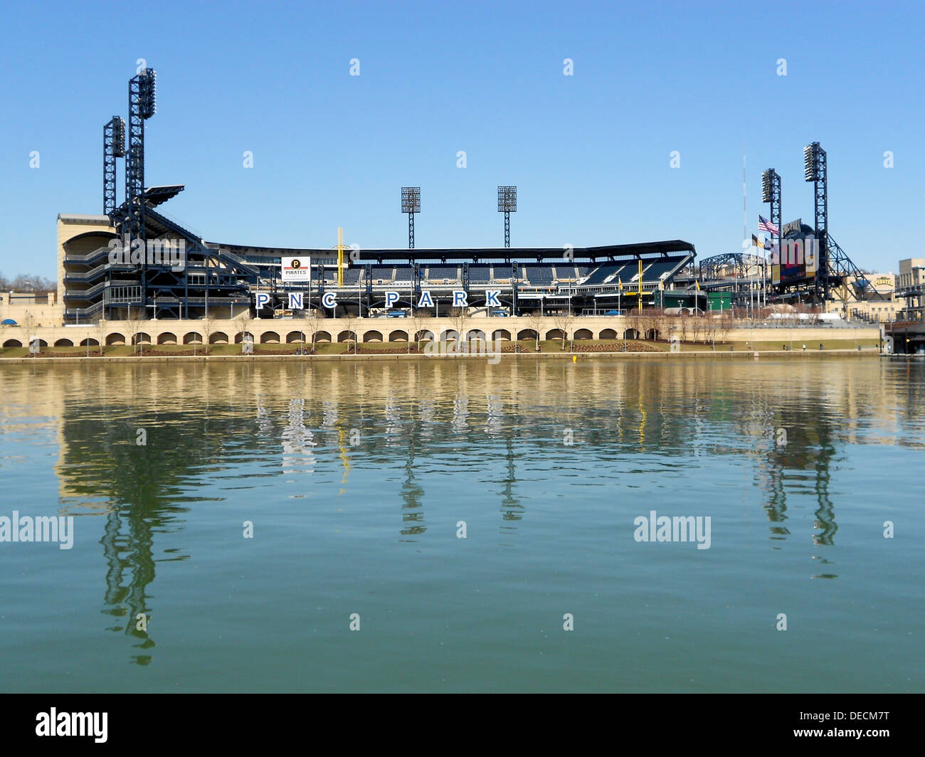 Il PNC Park, situato a Pittsburgh, Pennsylvania, è lo stadio della Major League Baseball dei Pittsburgh Pirates. Situato lungo il fiume Allegheny, lo stadio offre vedute panoramiche del centro di Pittsburgh ed è noto per le sue strutture moderne e l'architettura unica. Foto Stock