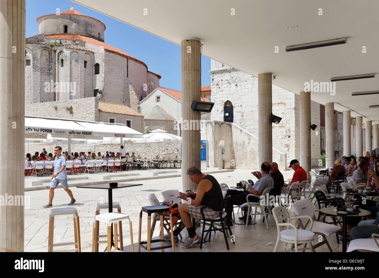 Zadar, Croazia, gente seduta in street caffetterie della città vecchia Foto Stock