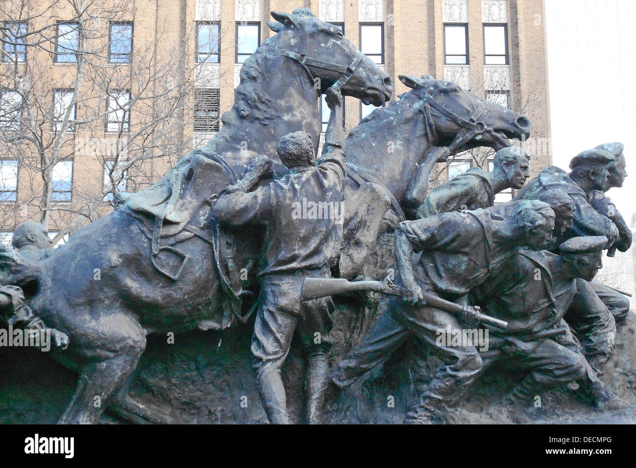 La statua "Guerre d'America", creata da Gutzon Borglum, si trova a Military Park, Newark, New Jersey. Questo monumento onora i soldati che hanno combattuto nelle guerre americane, mostrando il caratteristico stile scultoreo di Borglum. Foto Stock