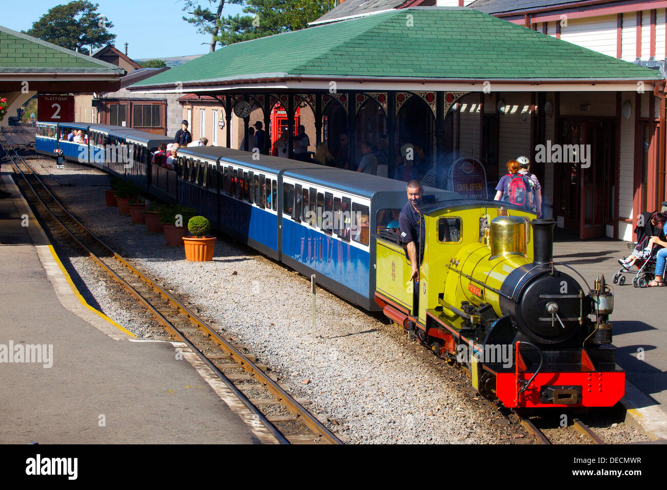 Treno a vapore la Northern Rock a Ravenglass e Eskdale stazione ferroviaria. Ravenglass Cumbria Inghilterra England Regno Unito Gran Bretagna Foto Stock