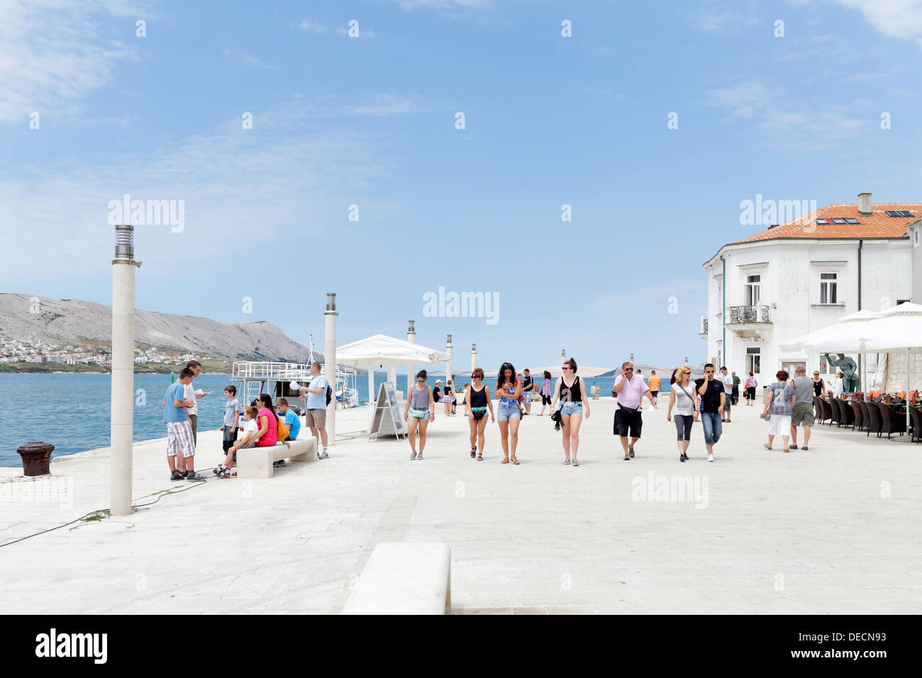 Pag, Croazia, turisti sul lungomare di Pag Foto Stock