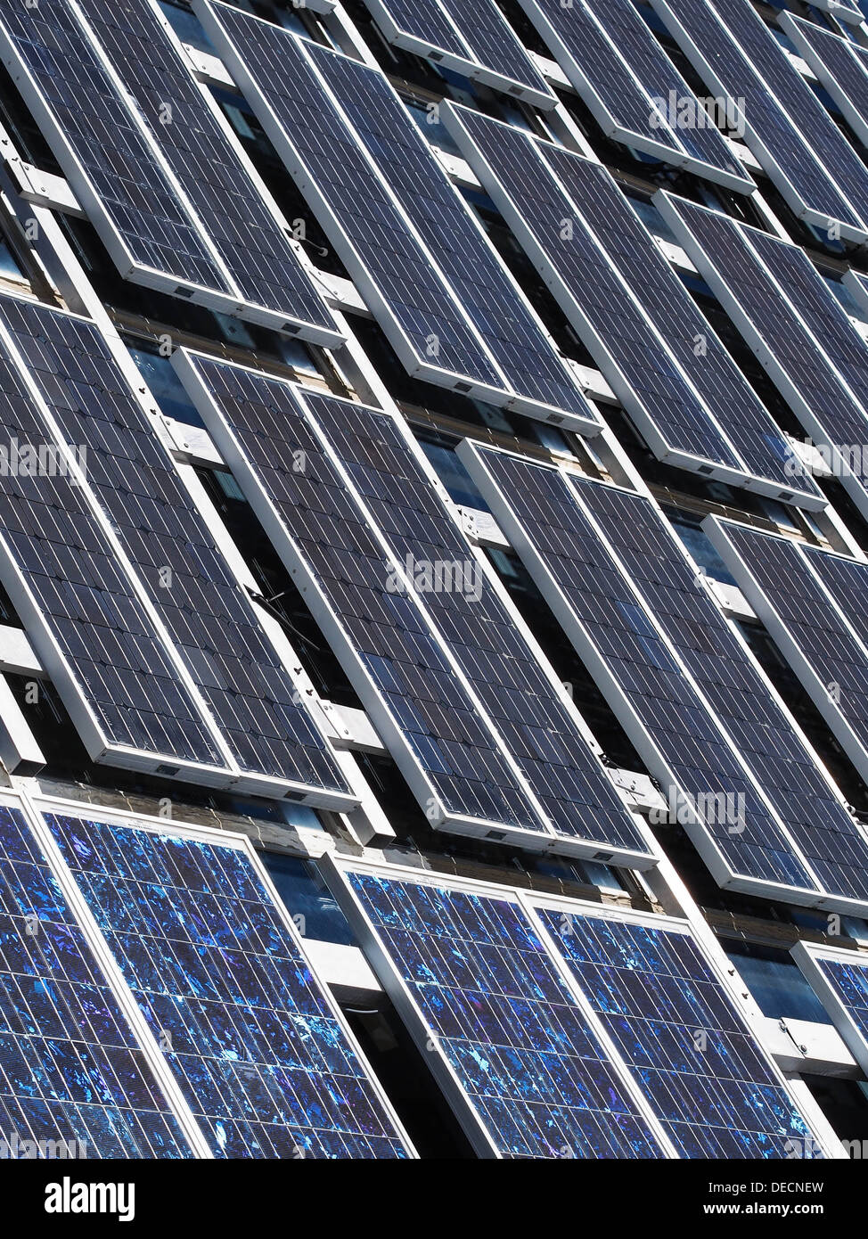 Vista dei pannelli solari fotovoltaici, che assorbono la luce del sole come fonte di energia per generare elettricità. Foto Stock