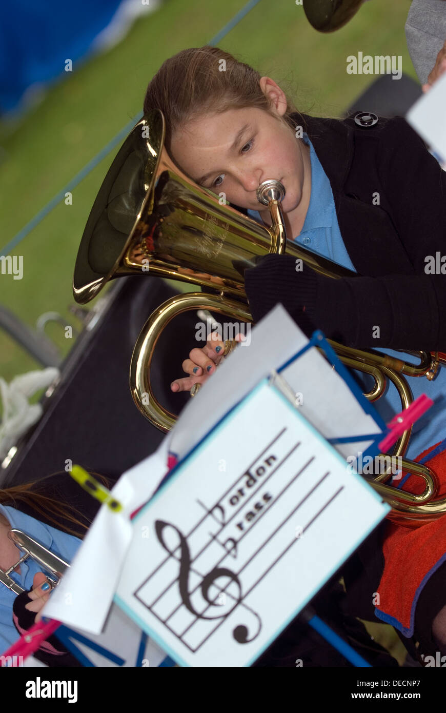 12 enne ragazza che gioca nel suo locale gruppo di ottoni, hampshire, Regno Unito. Foto Stock