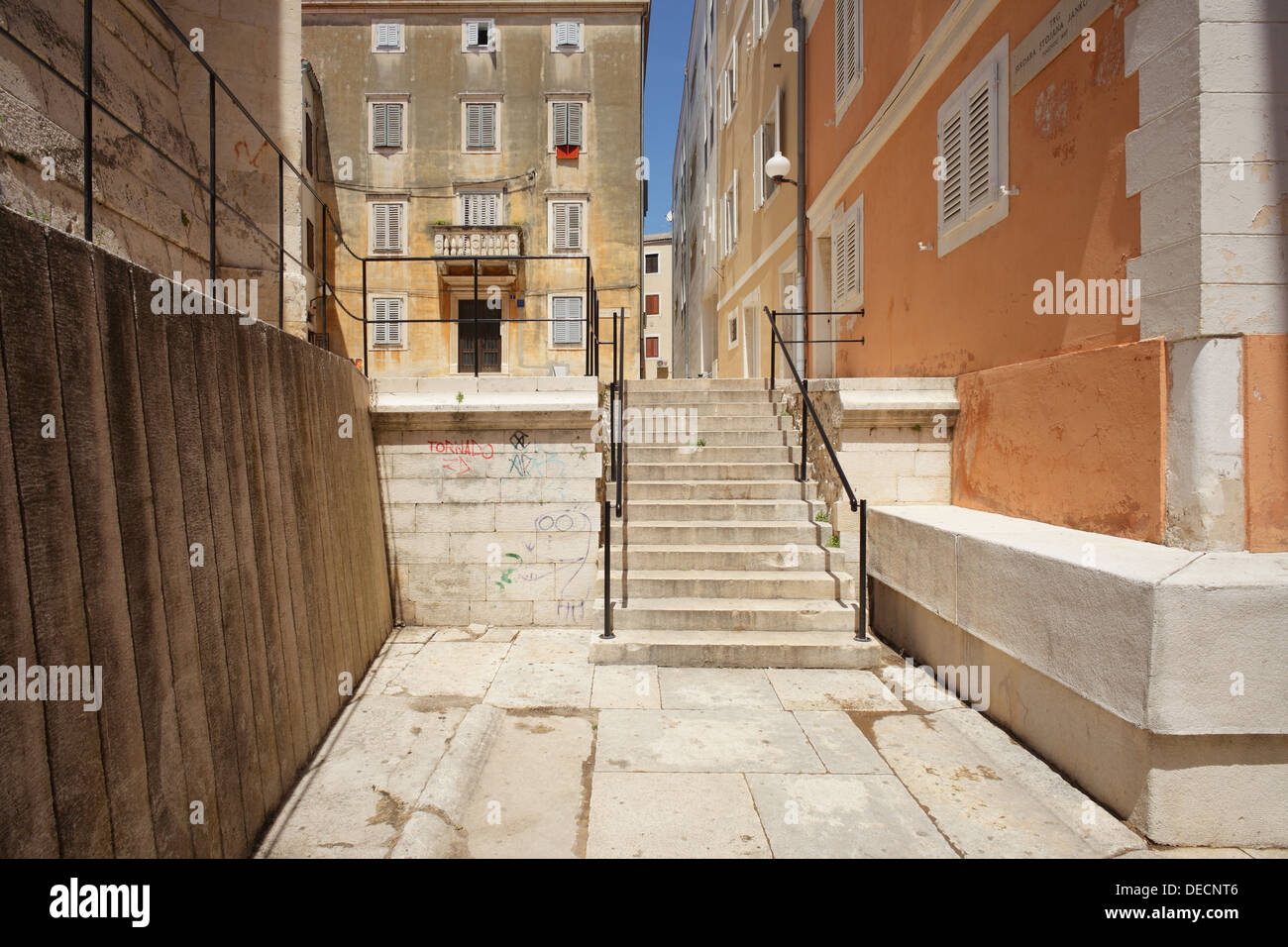 Zadar, Croazia, edifici e scale nella città vecchia di Zadar Foto Stock