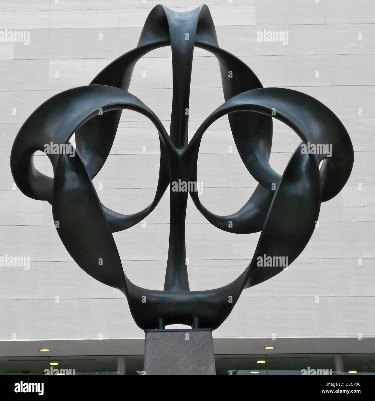 Continuum, una scultura di Charles O. Perry, si erge sui gradini sud dello Smithsonian Air & Space Museum di Washington, D.C. l'opera d'arte riflette temi di movimento e esplorazione dello spazio. Foto Stock