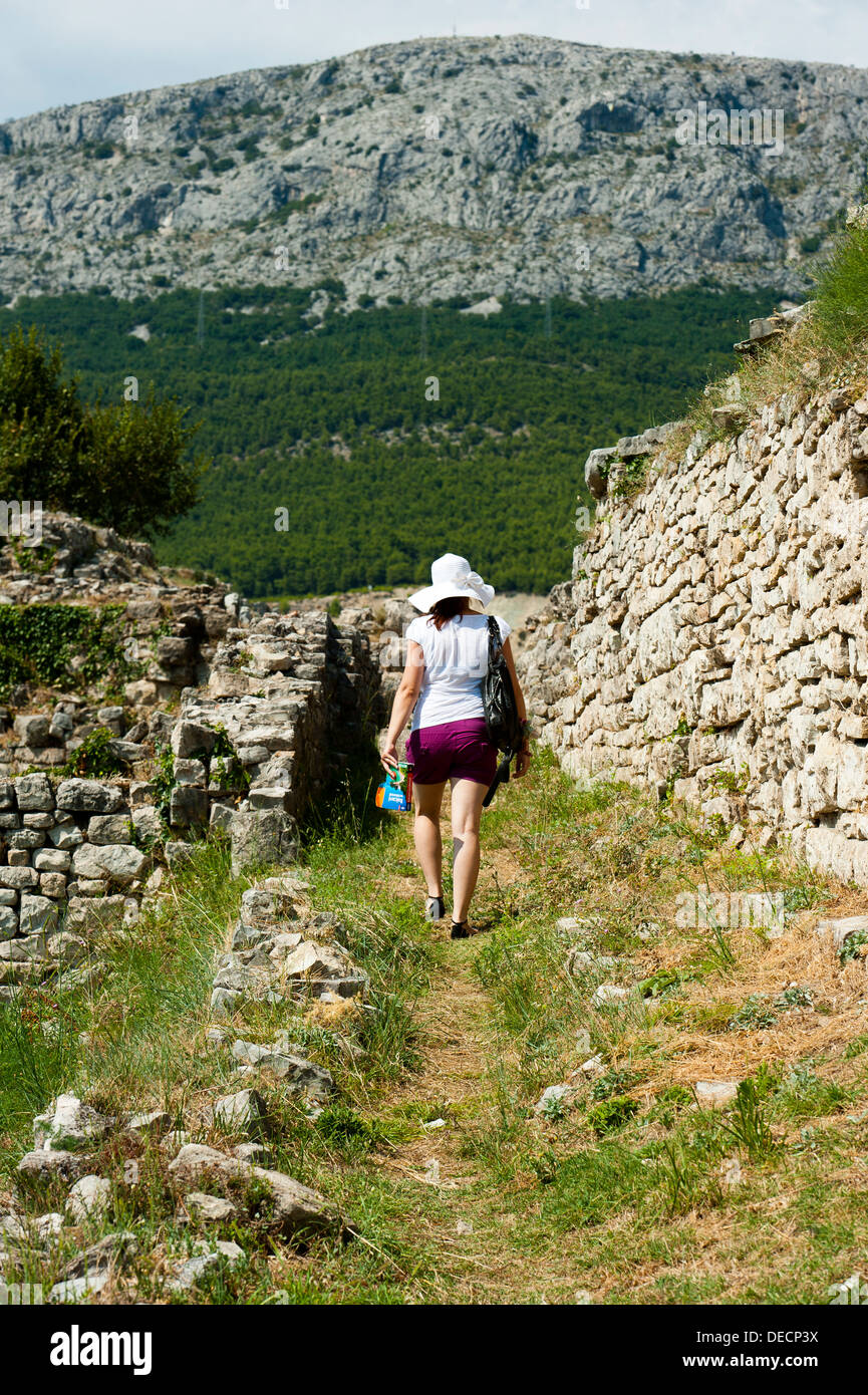 Turismo a piedi le rovine Romane di Salona (Salona), Regione della Dalmazia, Croazia, Europa. Foto Stock