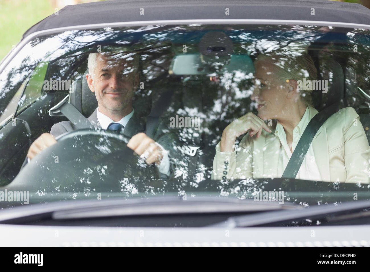 Sorridente la gente di affari avente un tragitto in auto di classe Foto Stock