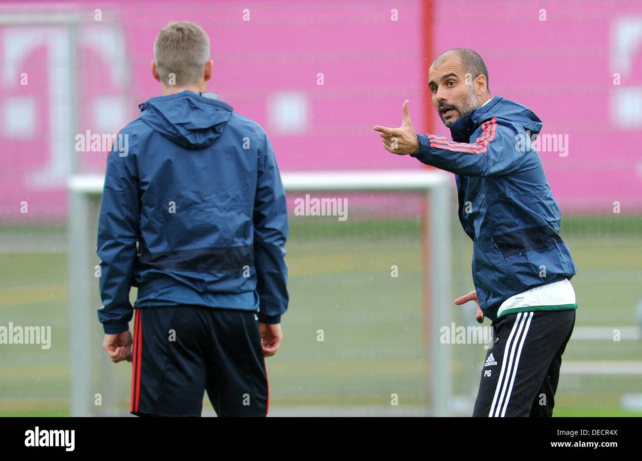 Monaco di Baviera, Germania. Xvi Sep, 2013. Il Bayern Monaco di Baviera head coach Pep Guardiola (R) punti al suo lettore Bastian Schweisteiger durante un corso di formazione presso il club di motivi a Saebener Strasse a Monaco di Baviera, Germania, il 16 settembre 2013. Il Bayern Monaco di Baviera riprodurrà il CSKA Mosca nel primo gruppo di partita la stagione della Champions League 2013/2014 il 17 settembre 2013. Foto: TOBIAS HASE/dpa/Alamy Live News Foto Stock