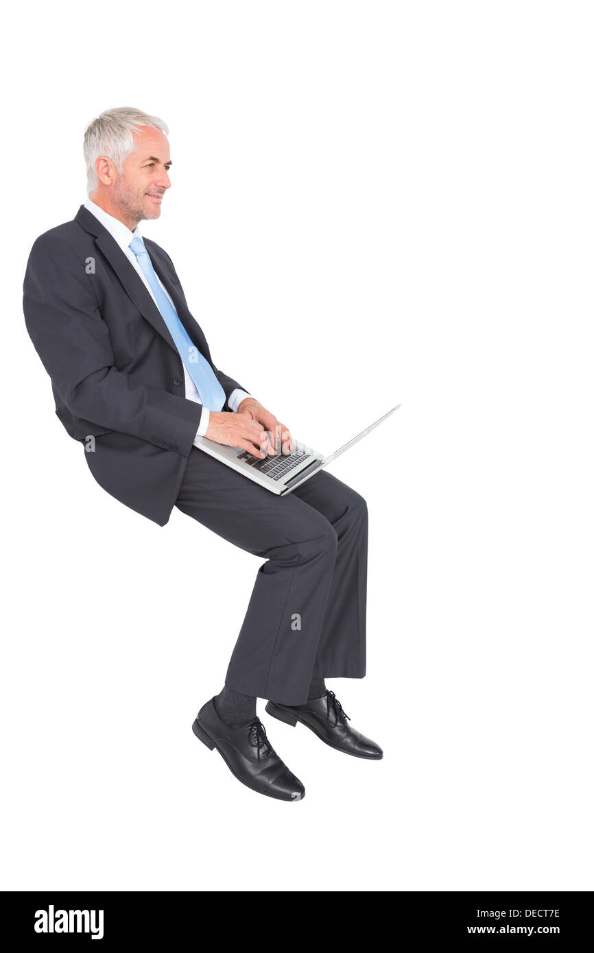 Fiducioso imprenditore maturo lavorando sul suo computer portatile Foto Stock