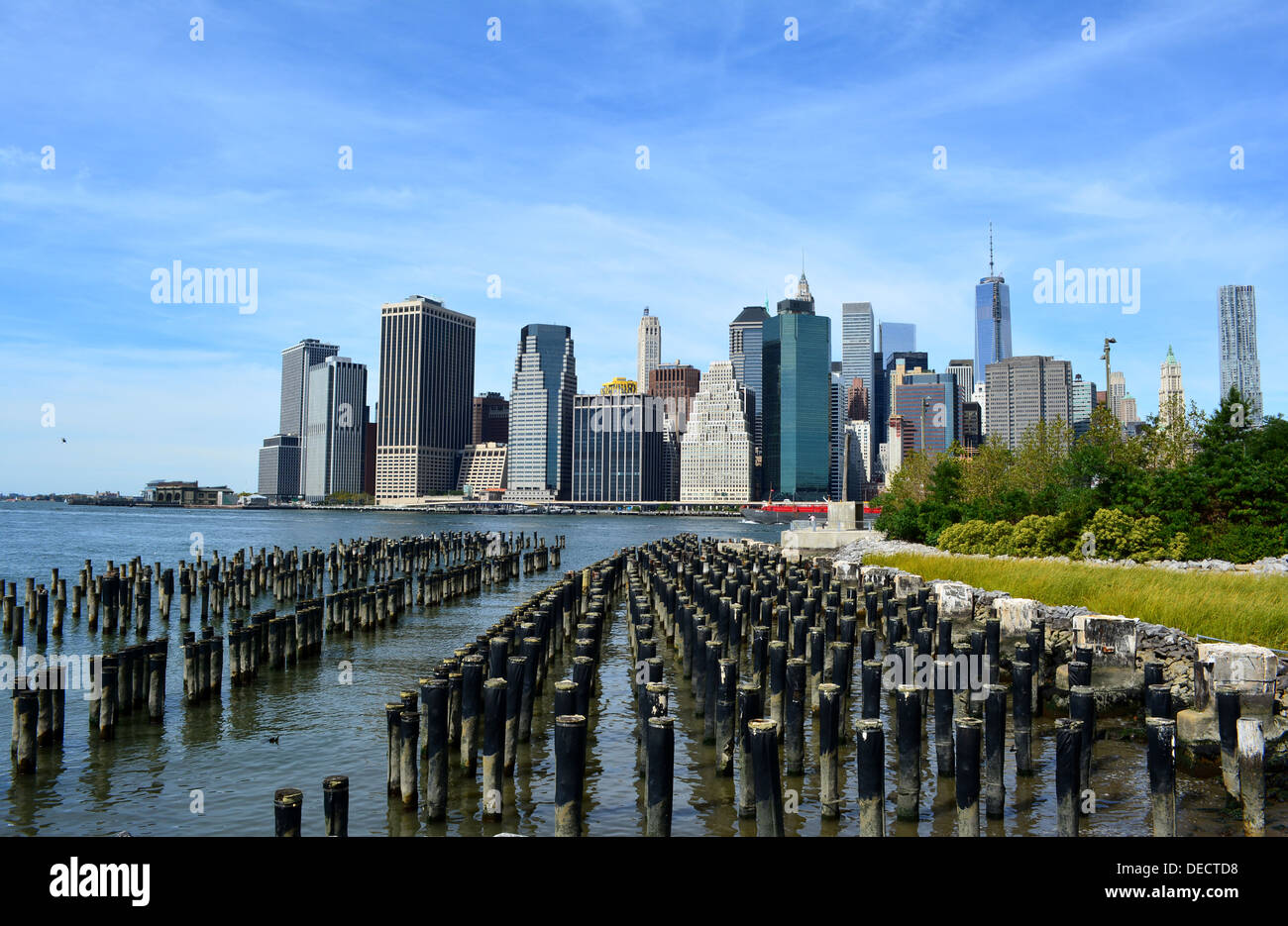 La parte inferiore di Manhattan skyline lungo la East River dal ponte di Brooklyn Park. Foto Stock