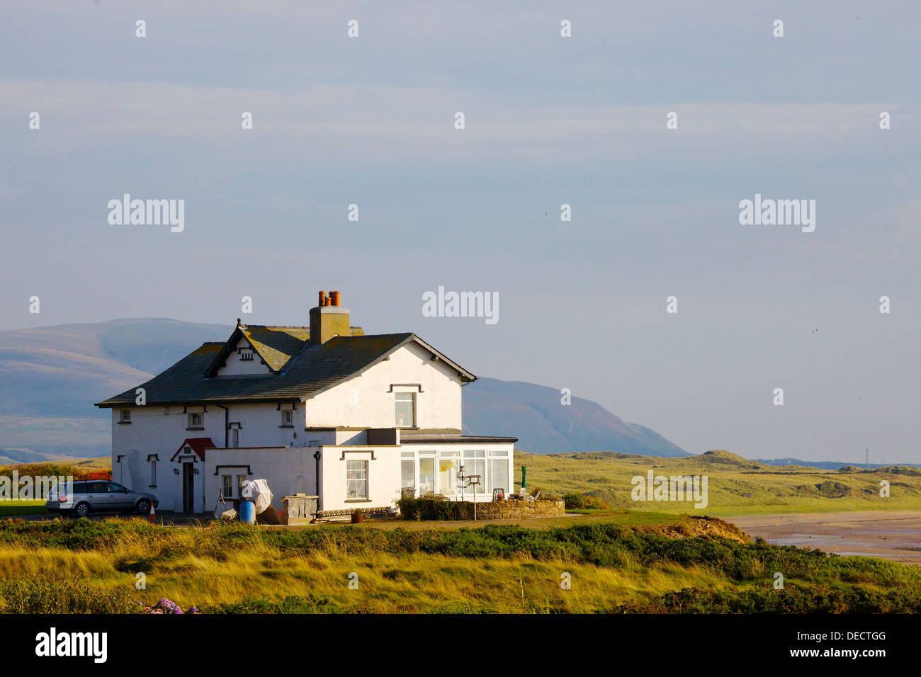 A lato della spiaggia casa di Drigg Road, Corney cadde e la spiaggia in background. Seascale Cumbria Inghilterra England Regno Unito Gran Bretagna Foto Stock