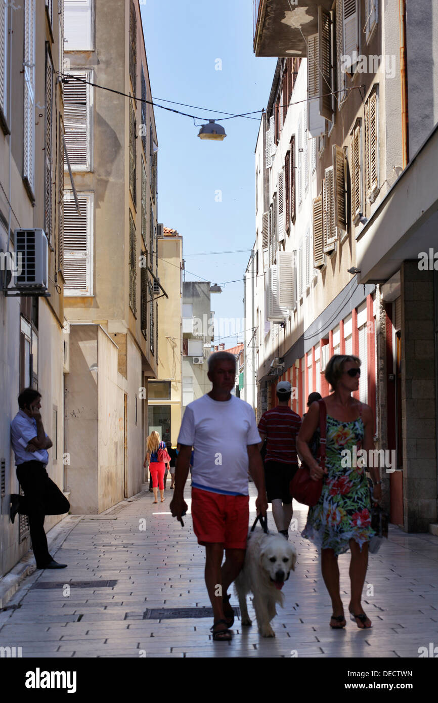 Zadar, Croazia, i visitatori nella città vecchia Foto Stock