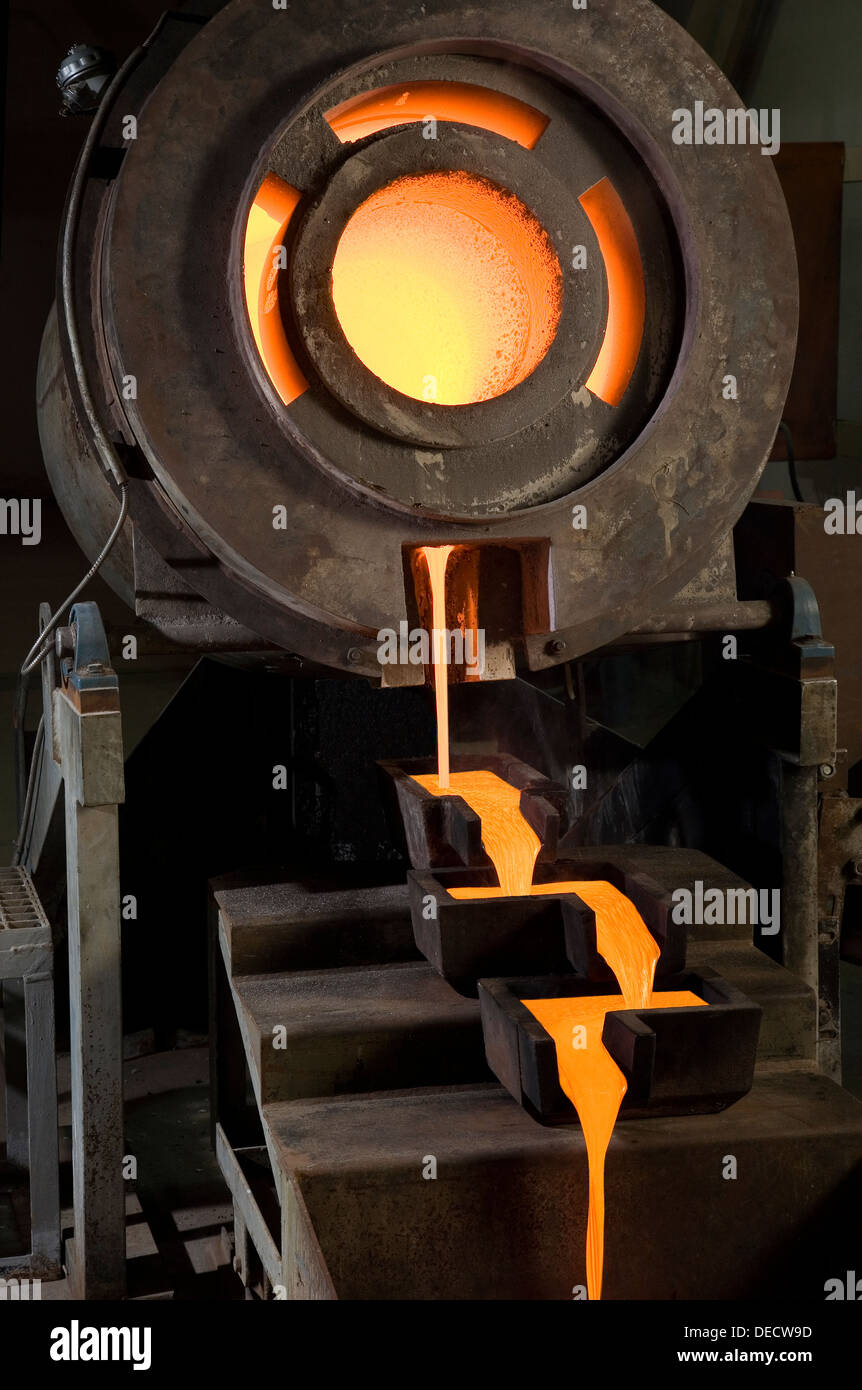 Versando oro fuso dore barre in 3 x 800oz stampi a partire da minerale di inclinazione forno, miniera d'oro, Mauritania, Africa nordoccidentale Foto Stock