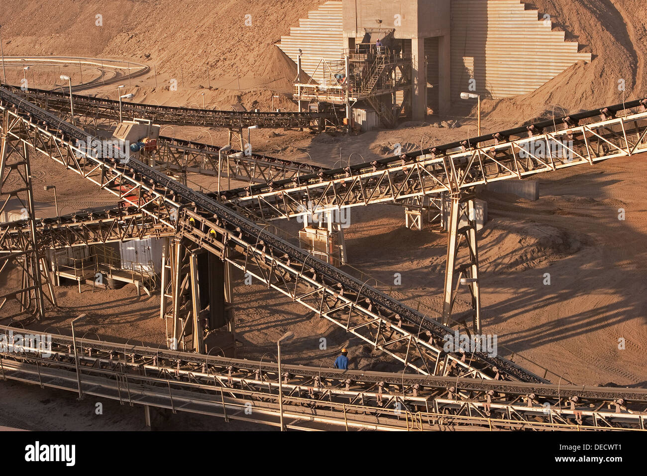 Trasportatori di minerale e Frantoi aperti sulla superficie pit miniera d'oro nello stabilimento di trasformazione, Mauritania, Africa nordoccidentale Foto Stock