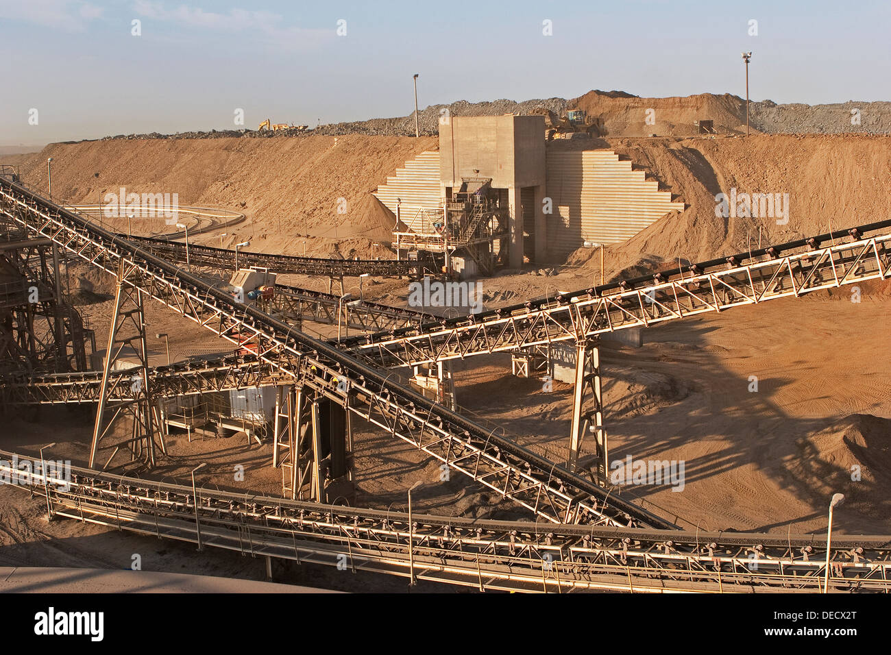 Trasportatori di minerale e Frantoi aperti sulla superficie pit miniera d'oro nello stabilimento di trasformazione, Mauritania, Africa nordoccidentale Foto Stock