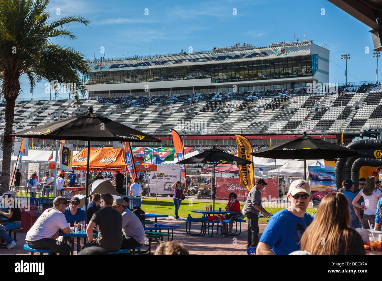 Le tribune e Sprint Fan Zone al Daytona International Speedway durante il 2012 Rolex 24 a Daytona, Florida Foto Stock